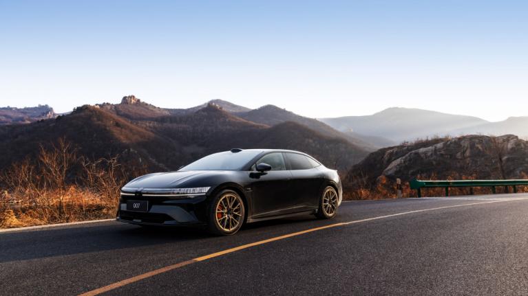 极氪双线出击：焕新7系下探20万级市场，纪念版锚定高端猎装