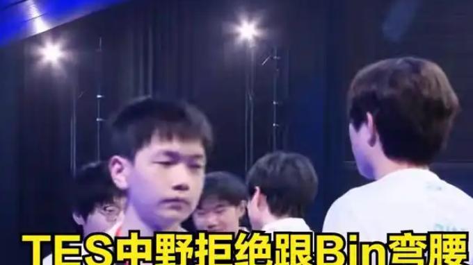 小奶油赛后拒绝碰拳被围攻，现场观众放出视频，证明他有碰拳