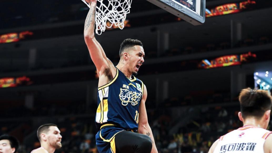 辽粤战杨鸣有3利好！广东也有3大杀招，粤迷却喊话杜锋：少上胡明轩