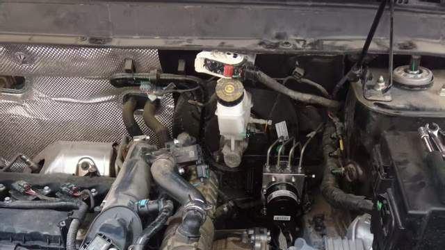 车主称“买车不到两年三次刹车相关故障”，4S店：故障灯亮但没有安全隐患；律师分析