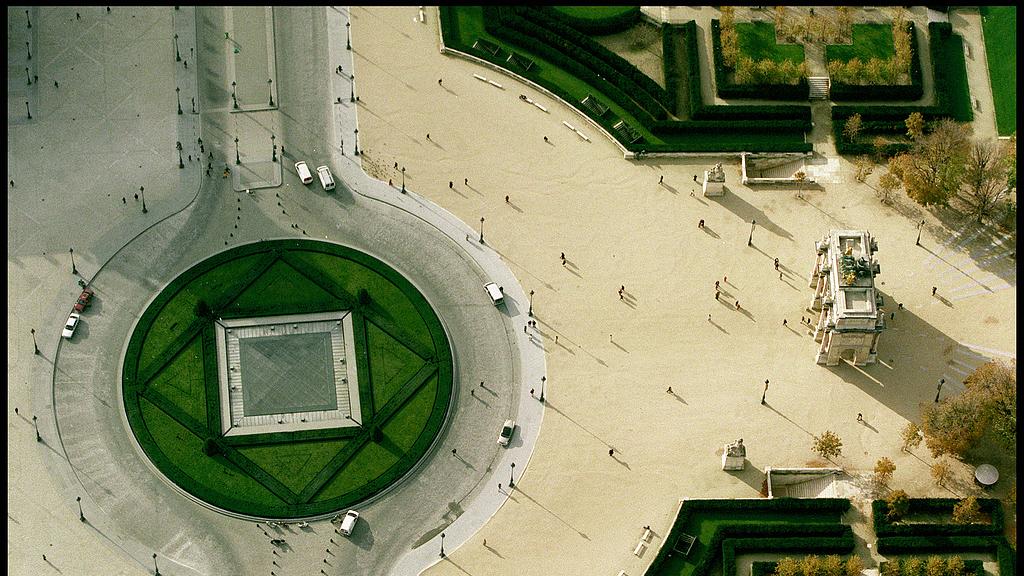 7分钟洗劫卢浮宫：窃贼丢下皇冠就跑，警察晚到30秒