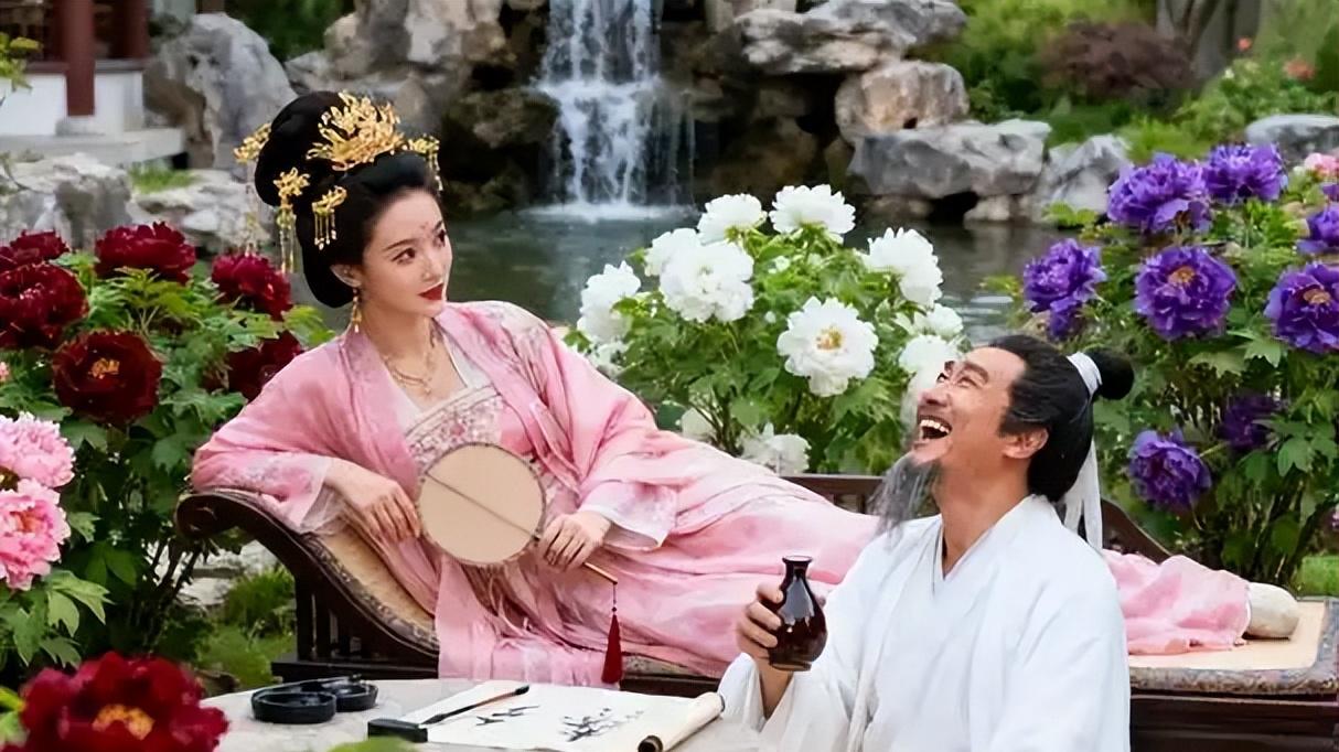 李白为吹捧杨贵妃，写下一首28字肉麻情诗，开篇两句几乎人人会背