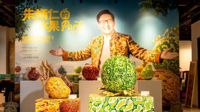 82岁“老玩铜”朱炳仁武康路开“水果派对”：熔铜艺术从此有了甜味
