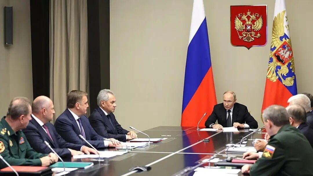 哈梅内伊一死普京紧急召集群臣，俄罗斯这次真被震撼到了