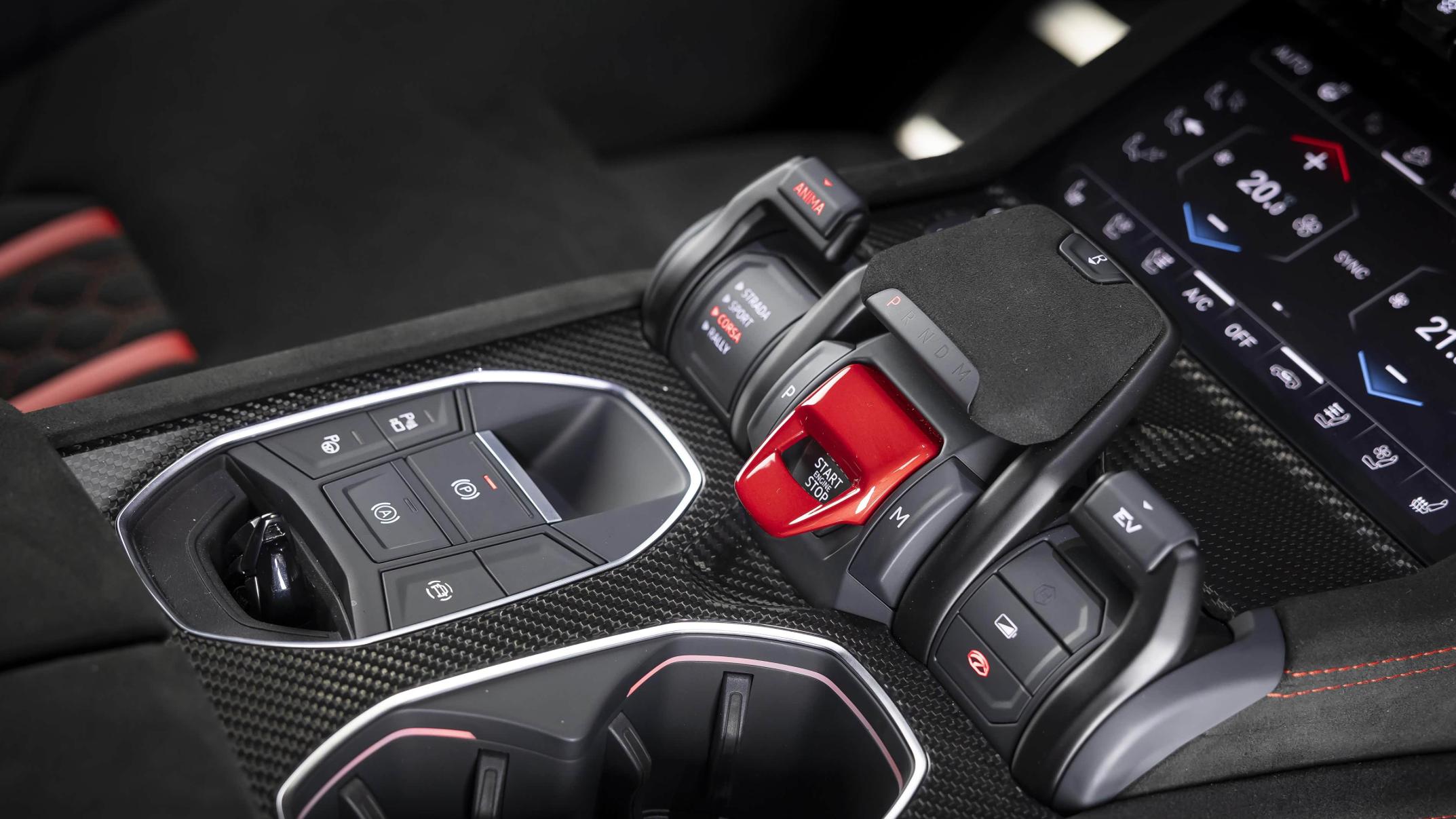意大利高性能SUV，搭载V8插混动力，加速3.3秒，极速可达312km/h