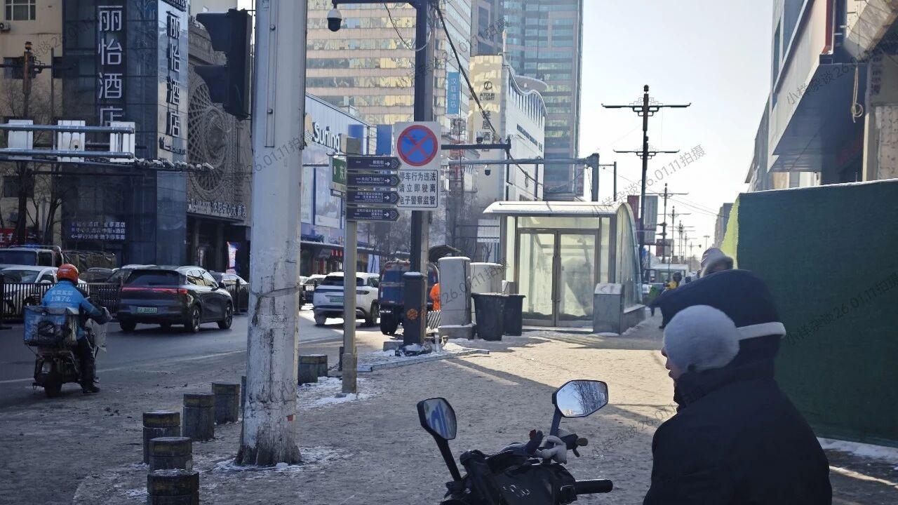 同一条马路，不同区域人行道除雪存在差异