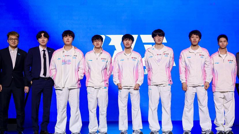 BLG赛后晒大合影，丹尼主动和Bin搭肩膀，世纪大和解