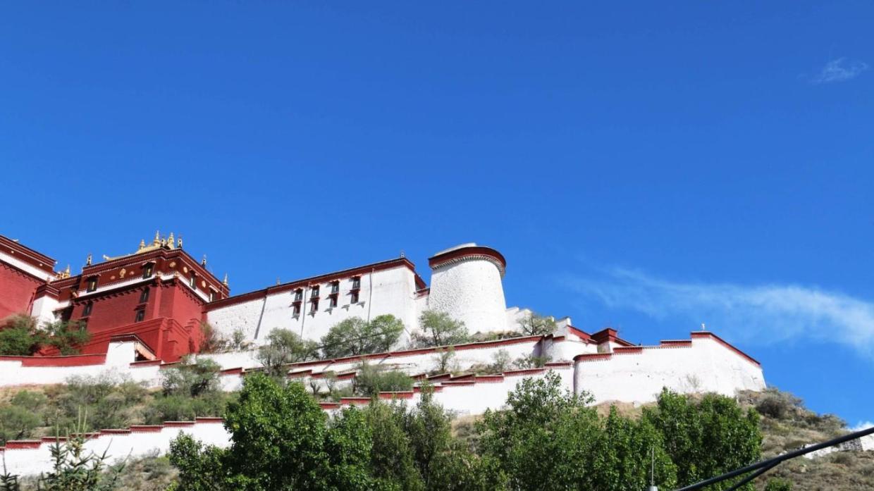 晴空下的布达拉宫广场（布达拉宫背后视角）