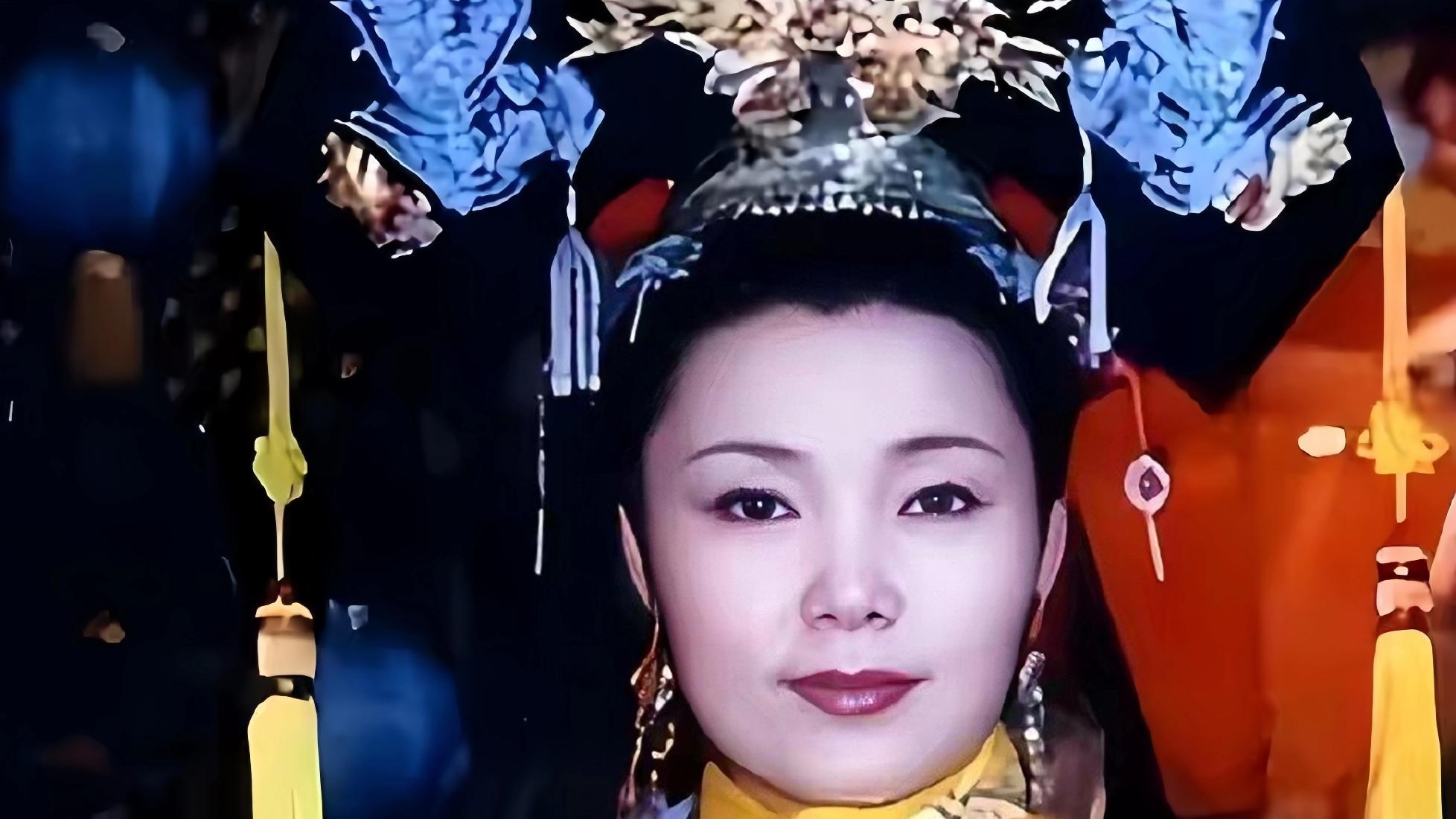 姜黎黎：妖冶艳丽与母仪天下的双重气质，连二郎腿都翘得那么性感