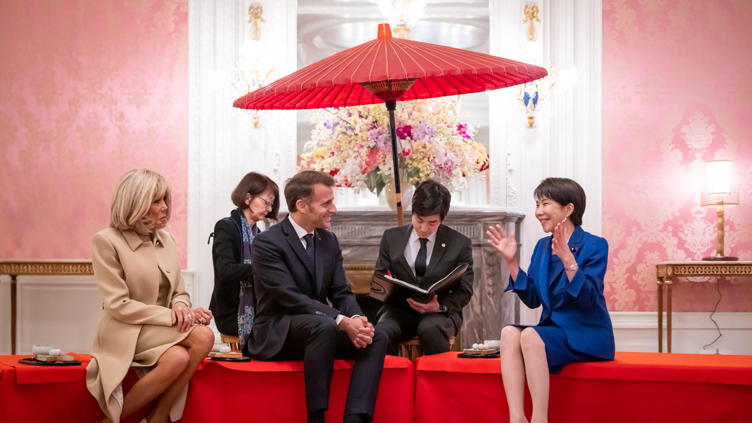 马克龙太难了！访日讨好高市早苗，却拼尽全力怕中国误会