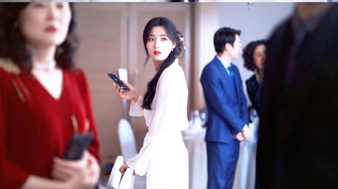 《轧戏》开播引爆热潮：双时空创新开启现偶新纪元