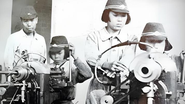 二战，日本女人到底有多疯狂？她们做的恶事，一点不比男兵少