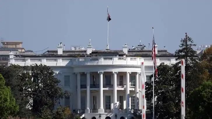 总统都还在桌子底下，副总统却先跑了，特朗普这下怕是恨死万斯了