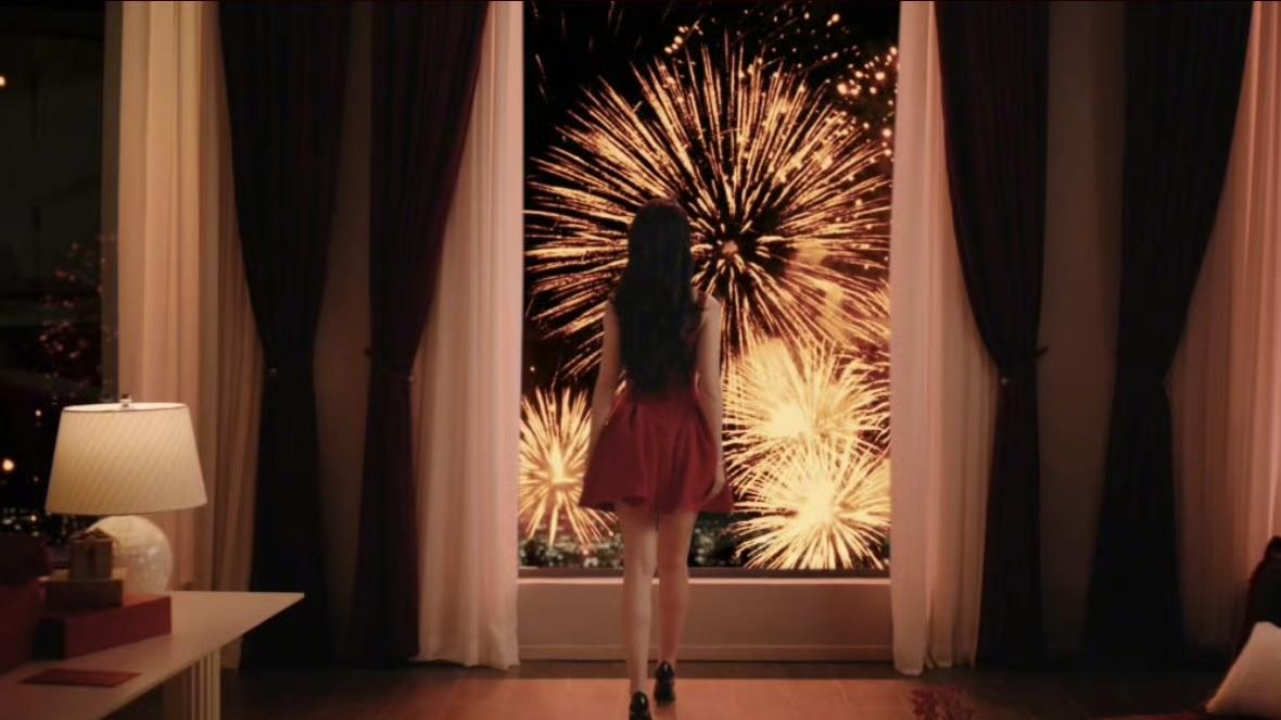 红裙映烟火，刘亦菲把“顶奢女王”的排面拉满了！