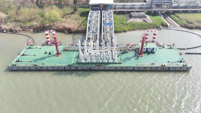 新华社报道 | 长江南京段龙源号趸船完成水下无人检验