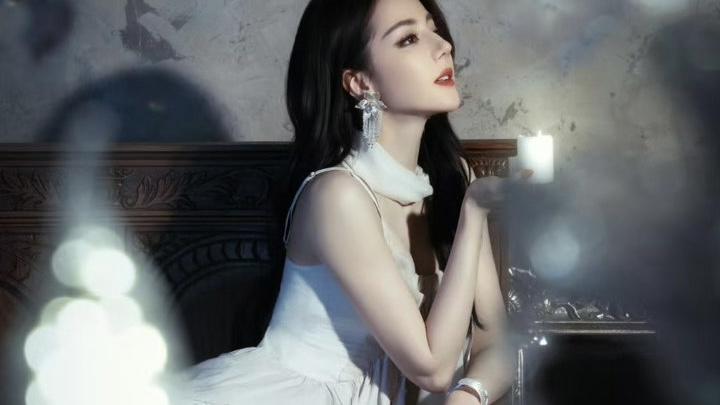 迪丽热巴荷叶边白裙封神！网友：美到失语