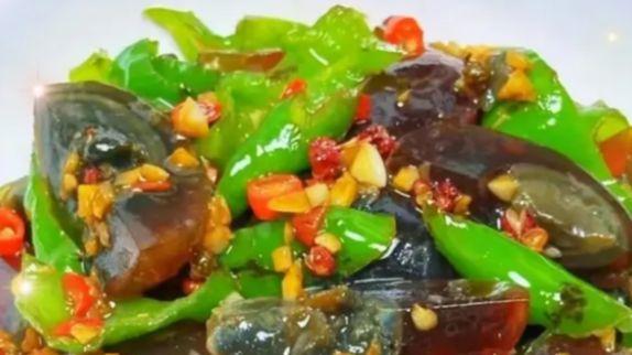 刀刃沾水解馋招，皮蛋不粘刀，辣椒更入味