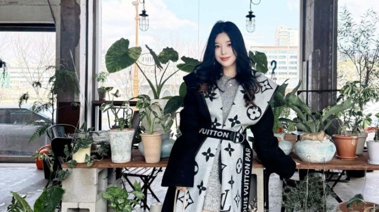 糖小幽晒出日常照片，身上穿着全是名牌货，光衣服就价值3.2W