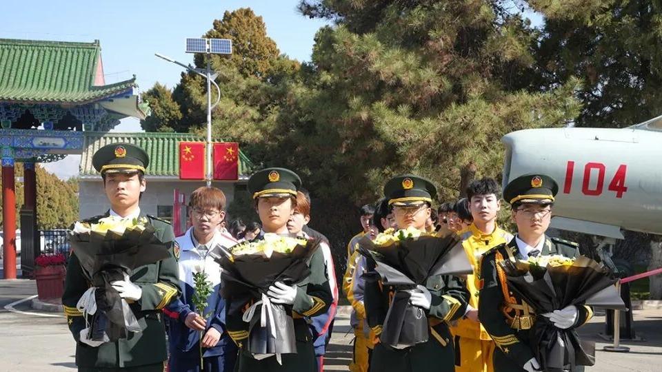 甘肃万通师生赴烈士陵园纪念馆开展主题实践活动