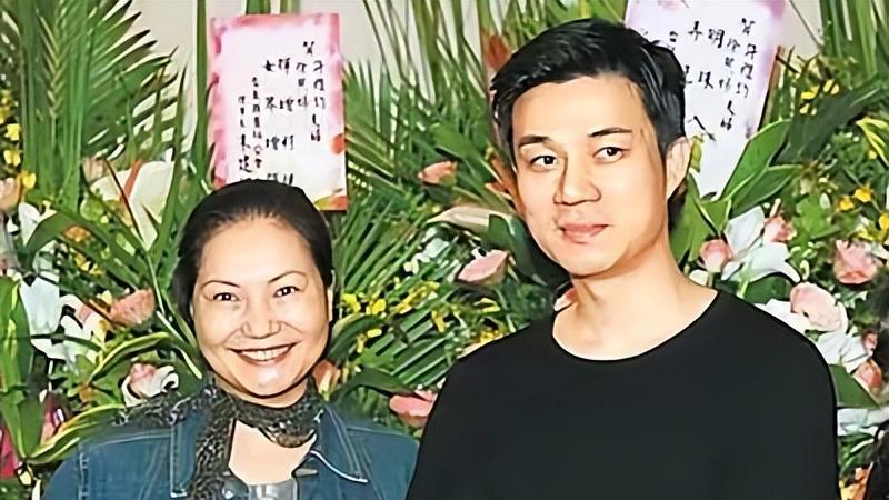 许雅钧发大S出殡照撩妹引争议！S家集体喊冤被嘲没底线，汪小菲又成了背锅侠