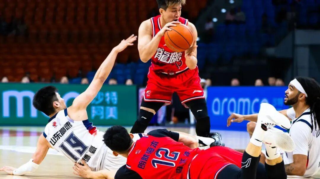 赛季报销第二天！郭艾伦再收4坏消息，广州队或做明智决定