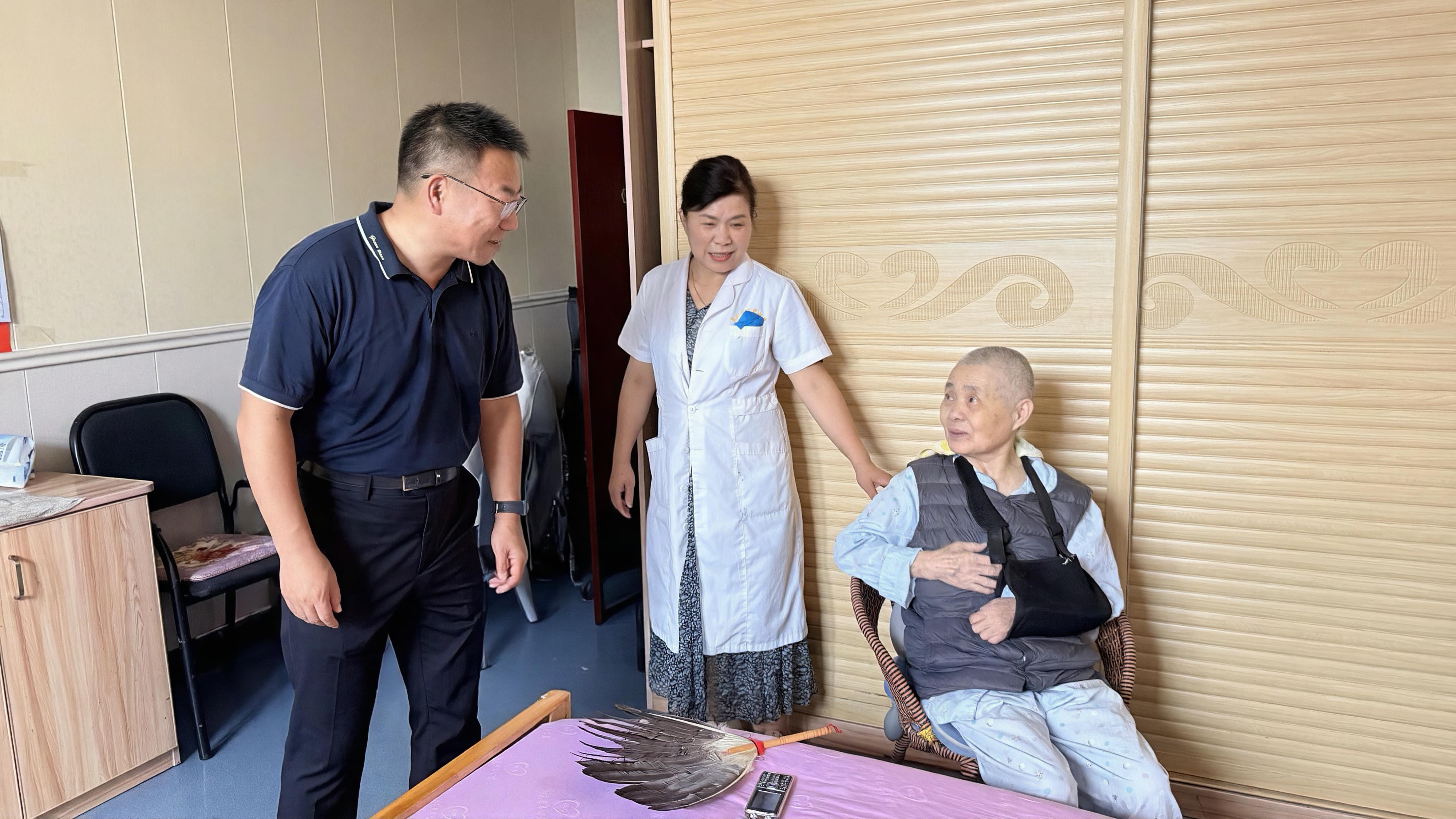 卢川调研群众身边不正之风和腐败问题集中整治工作