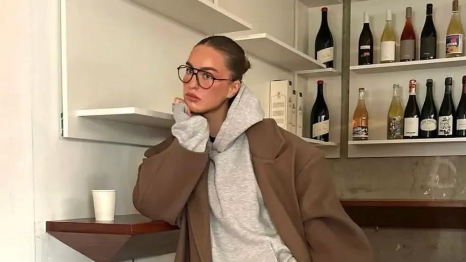 35+小个子：放弃高龄毛衣吧！今冬用“连帽卫衣+大衣”逆袭，体面显高，穿出超强年轻感！