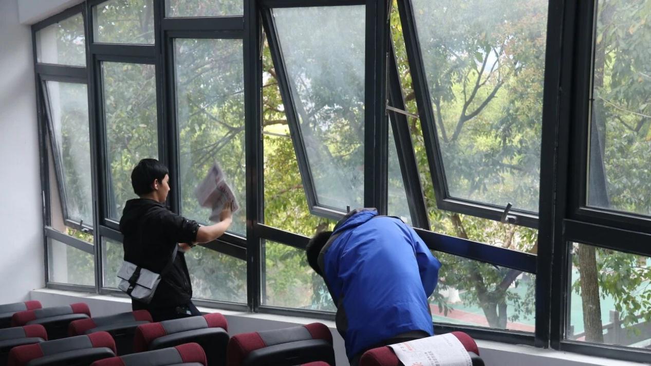 擦亮德育品牌！重庆市工业技师学院志愿者们在劳动中践行雷锋精神