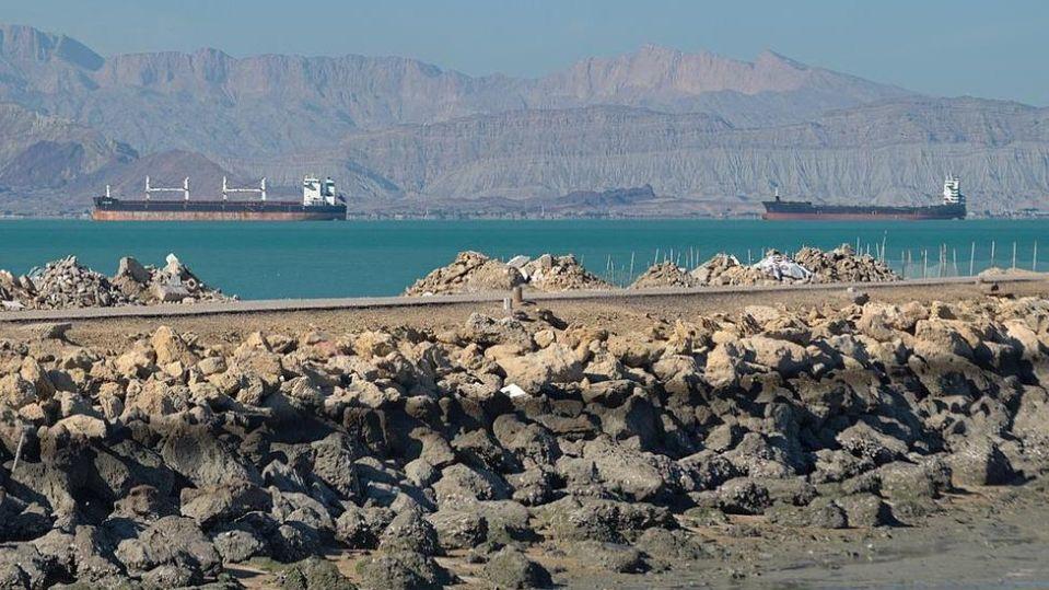 特朗普掀桌子：我不护航了！霍尔木兹海峡，谁爱守谁守!