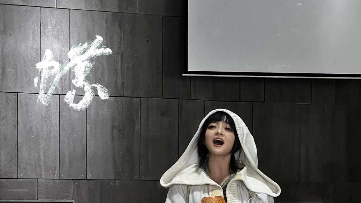 音乐剧演员程铭靖在环球影城原神联动中官Cos可莉，疑似被粉丝认出