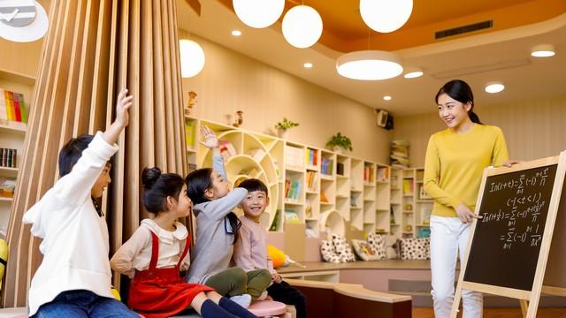 孩子在幼儿园的4种表现，是家庭关系最真实的“镜子”