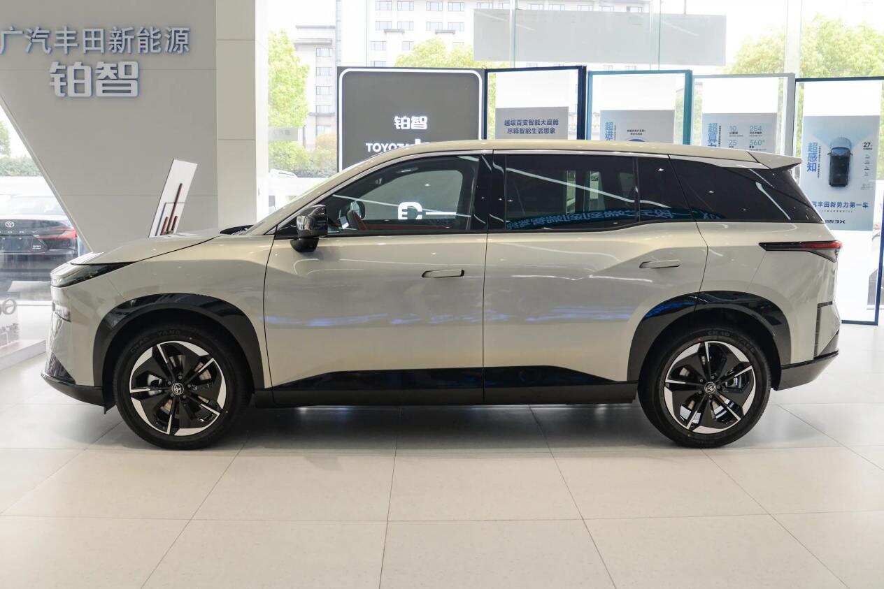 丰田终于\开窍\，这车卖到\疯狂\，销量连续破万，10.98万起