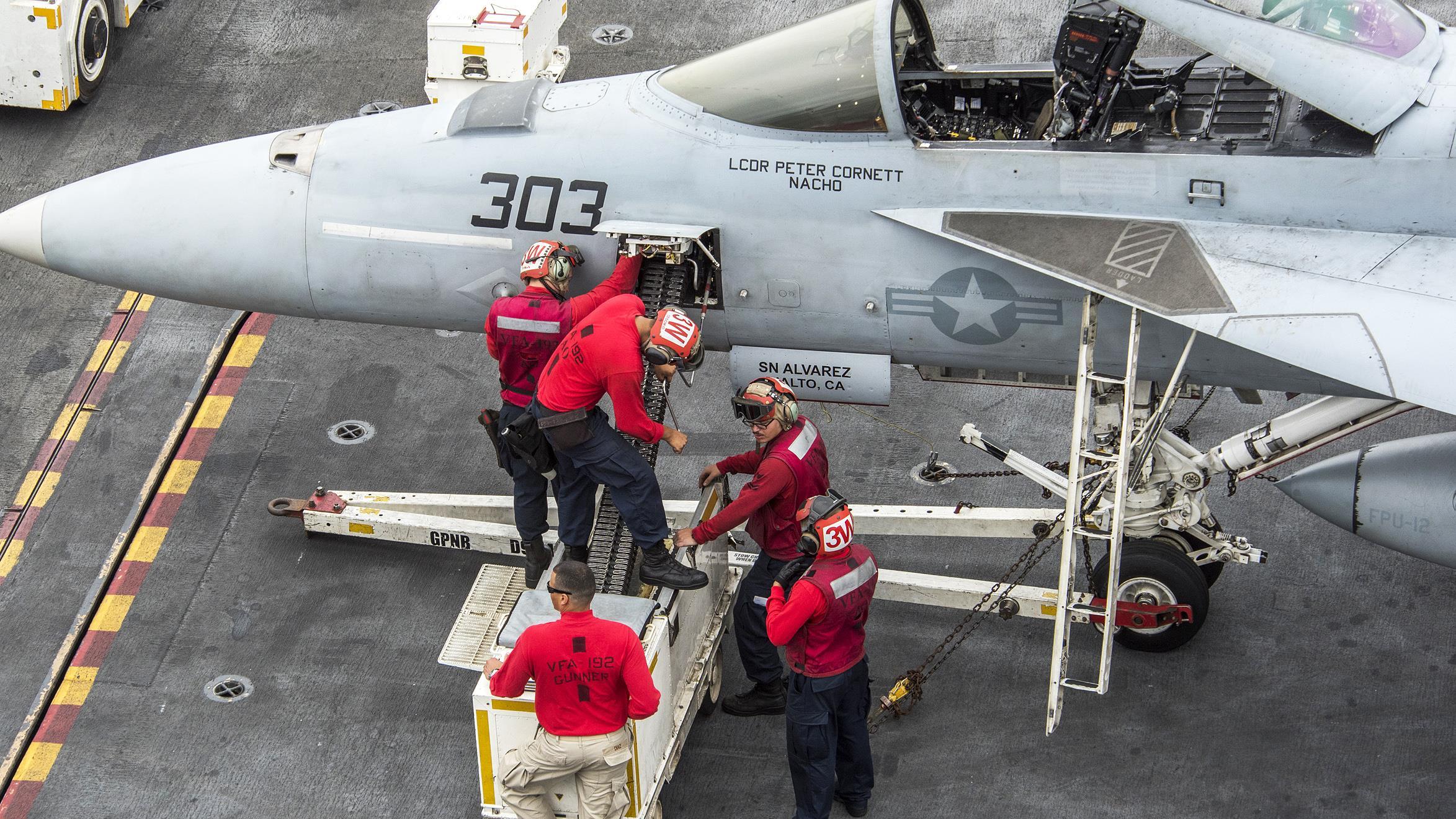 海军曝歼-35整备照，机身侧部的充电口，显示歼-35为原生型舰载机