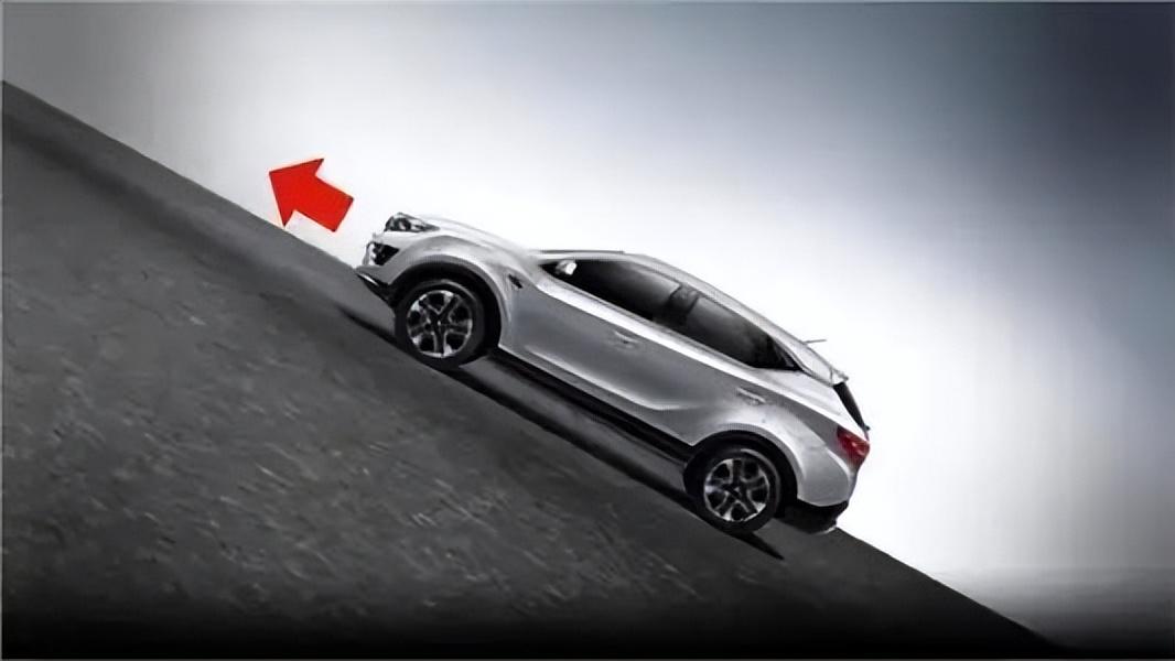 开手动挡车陡坡半联动起步会溜车？老司机：那是你没学会这一招