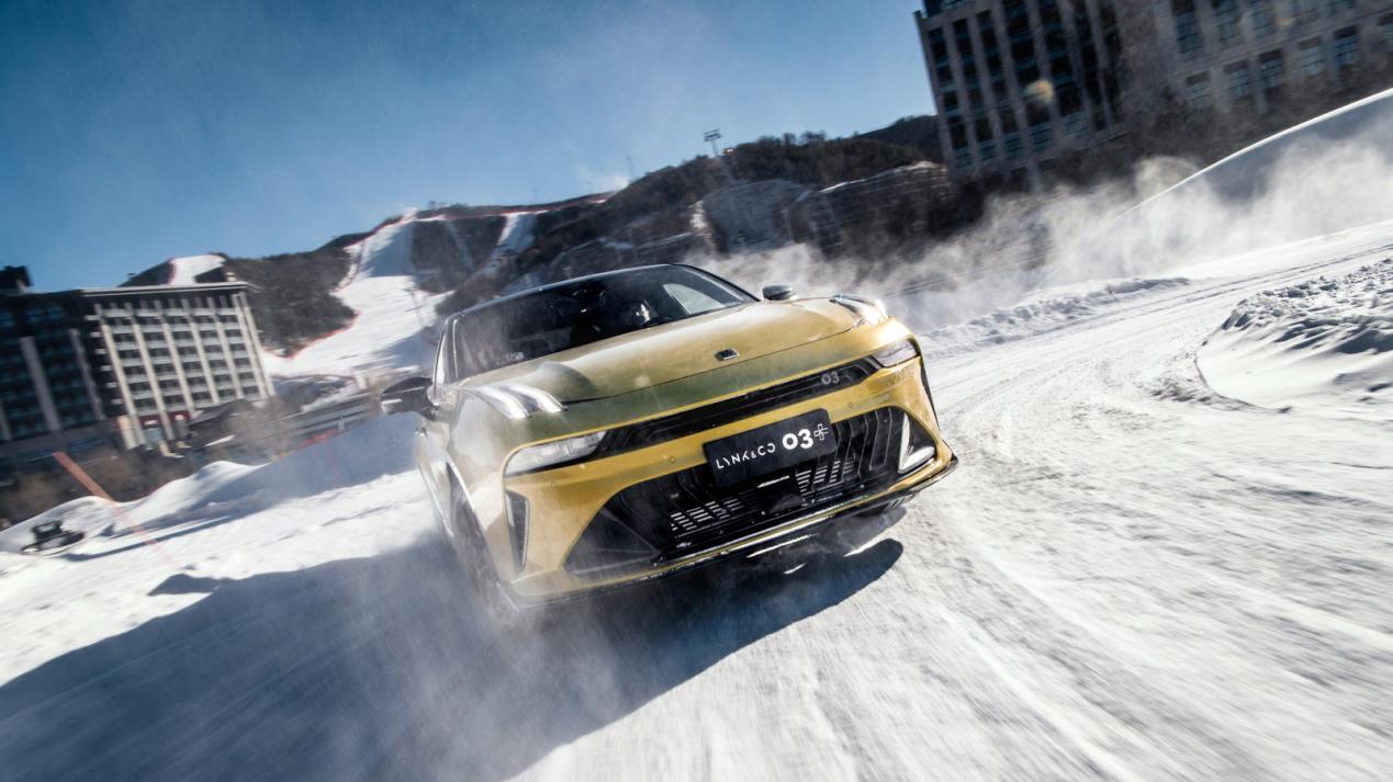 冬日的第一个“稳”字，由领克03性能家族写下实力答案