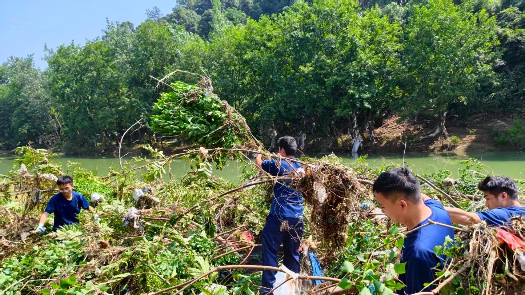 阳新县应急救援中心赴龙港镇开展河道清障防汛行动