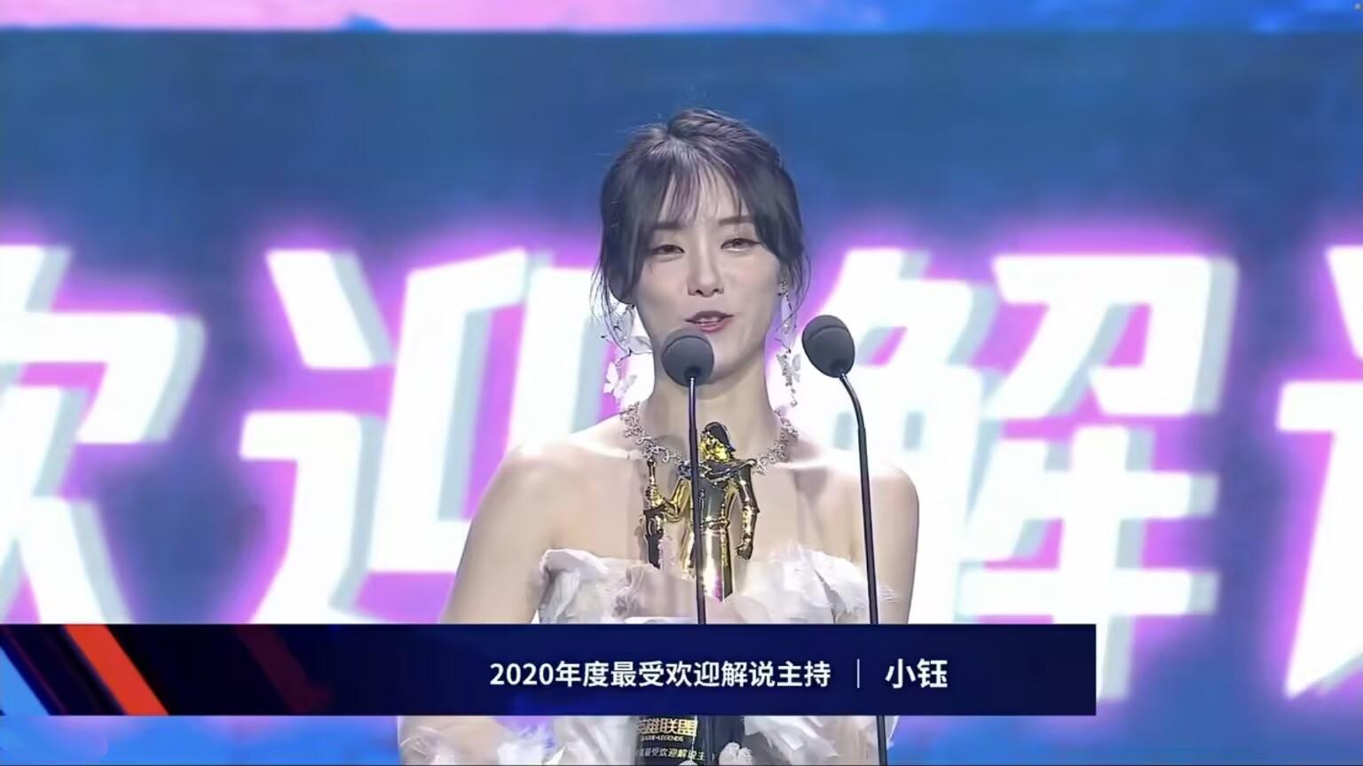 LPL冠军中单被爆出轨！深夜私会女网红，女友10字总结9年恋情