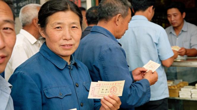 一套老粮票拍卖1.2万！新手避坑指南：5大要点教你淘到增值老票证