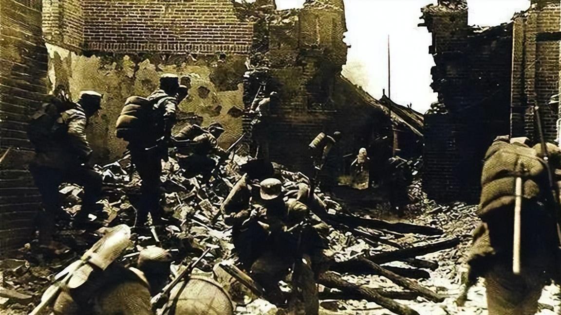 日军调集大量重武器攻打滕县，装备落后的川军以血肉顽强抗击