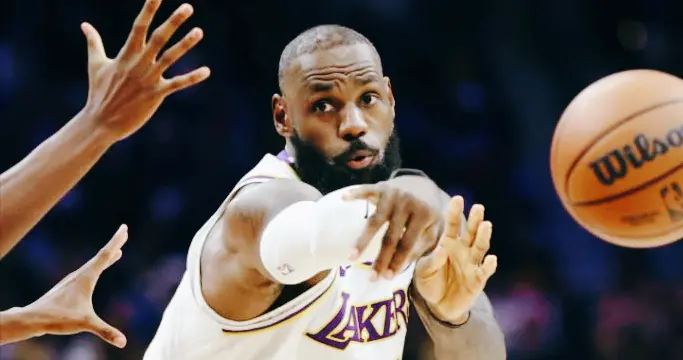 全员健康=全员摆烂？湖人89-111惨败，詹姆斯创历史队友划水看戏