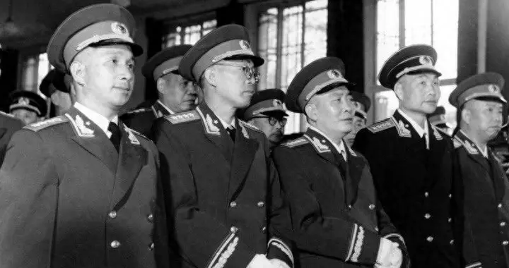 55年授衔，刘少奇提议将陈毅的元帅军衔让给粟裕，陈毅作何表态？