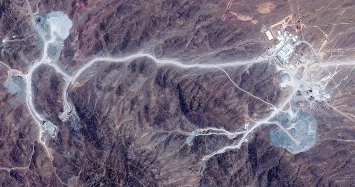 美军想炸“镐山”核设施？地下90米花岗岩山体，钻地弹能炸穿吗？