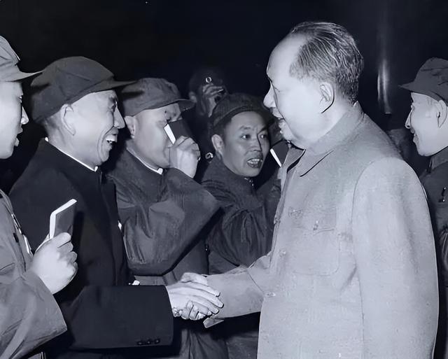 1955年全军授衔仪式上，毛主席特意拦下一少将：你怎么把我忘了？