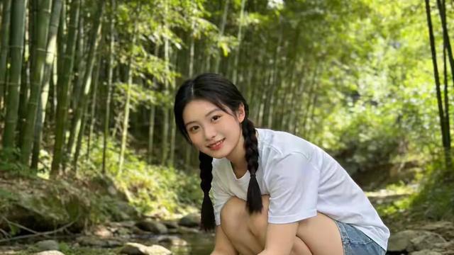 泥鳅小姐姐：藏在山涧的风景，人美水甜。