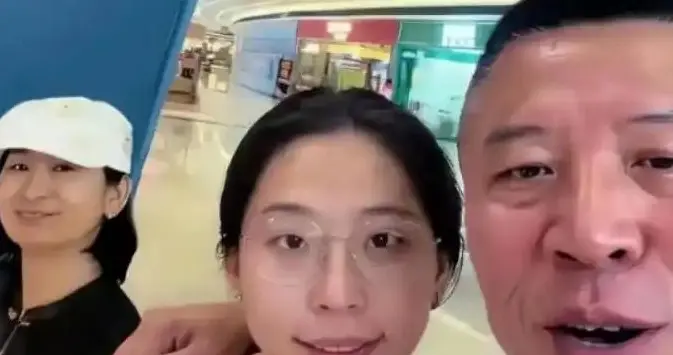 老爹机场炫富式“卖女”，网友一句话算清账：这买卖亏大了