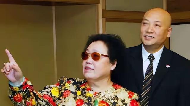 无何而憾：陈丽华女士和迟重瑞先生这张照片