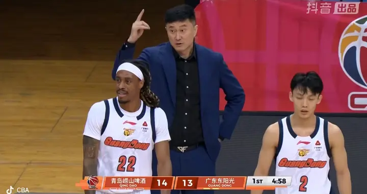 徐杰拼到伤退！王洪泽挑大梁 内线被打爆 广东与青岛加时大战