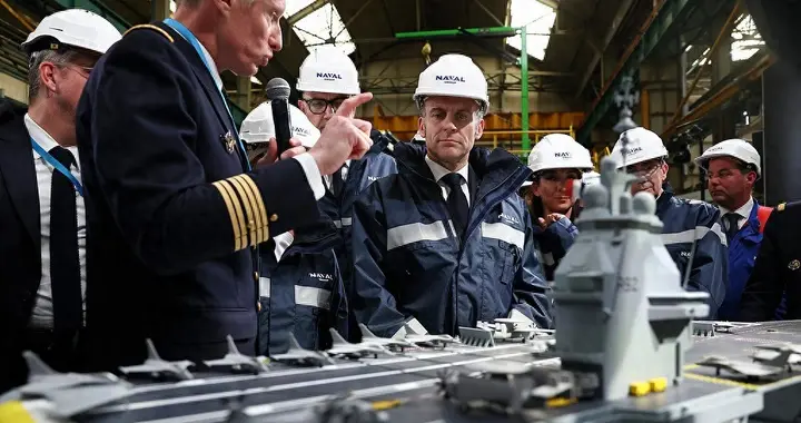 马克龙在南特造船厂高调宣布“自由法国”号 (1)