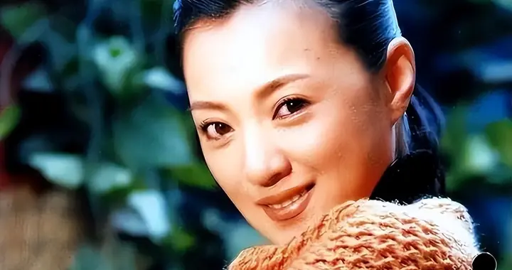 她是冯巩御用老婆，连登五年春晚后精神失常，现在53岁怎样了？