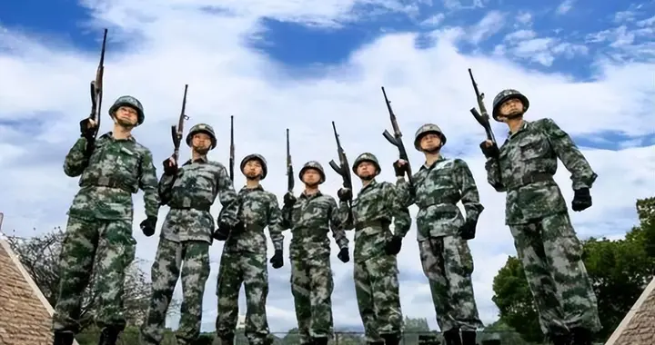 假如师长牺牲了，那么政委、副师长、参谋长，谁优先接替指挥